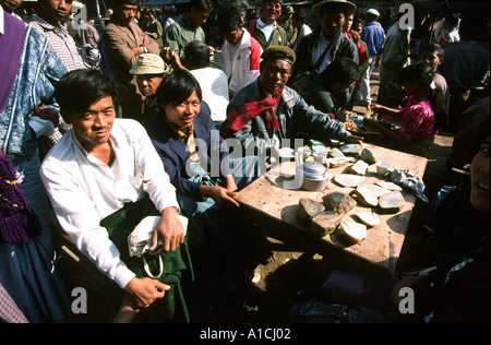 Myanmar Burma Mandalay inoffizielle Markthändler kaufen jade Stockfoto