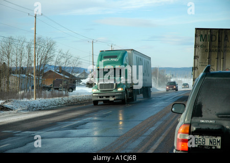 LKW-Verkehr auf überfüllten Winterdienst in New Brunswick, Kanada Stockfoto