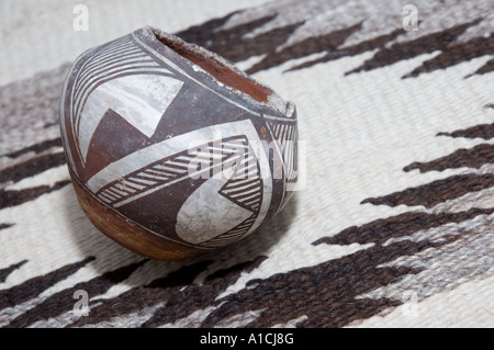 Nahaufnahme eines Vintage Navajo-Teppich und indianische Tonwaren. Stockfoto
