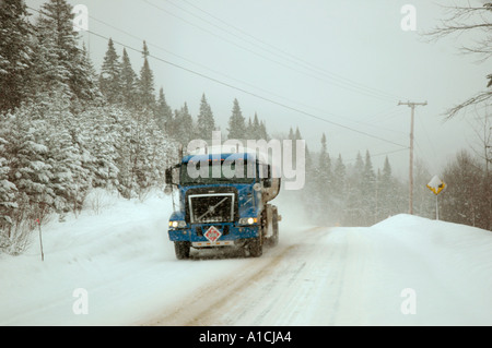 Kraftstoff-LKW Lieferung während eines Schneesturms in ländlichen Quebec Kanada machen Stockfoto