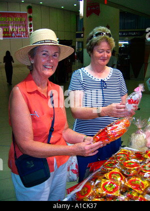 Kreuzfahrt Schiff touristischen Frauen Shop für Schnäppchen in der Multi Level Prangin Mall Komtar Gebäude Georgetown Penang Stockfoto