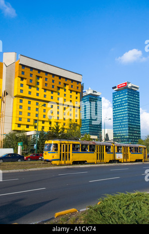 Bosnien und Herzegowina sarajevo Holiday Inn und Straßenbahn auf Sniper s Gasse Stockfoto