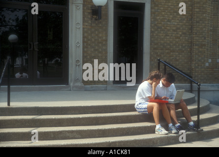 Gemeinsam studieren auf Schule Schritte Stockfoto