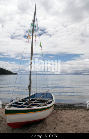 Fischerboot am Strand, Isla del Sol, Titicacasee, Bolivien, Südamerika. Stockfoto