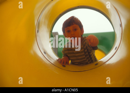 Junge in gelben Tube Stockfoto
