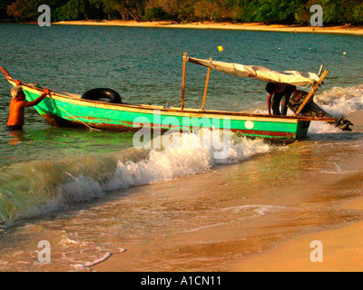 Fischer startet Boot Wellen Coral Strand Pulau Pangkor Island Stockfoto