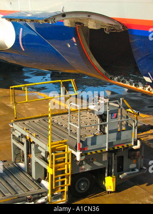 United Airlines Boeing 747-400 nach vorne Frachttor und mobile Lader OHare Airport Chicago USA Stockfoto