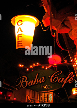 Beleuchtete Café-Schild an der Baba House Hotel Malacca Malaysia Stockfoto