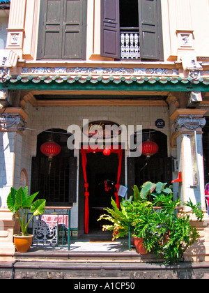 Peranakan Café mit hohen Decken und geschnitzten Bildschirme Cafe 1511 Chinatown Malacca Malaysia Stockfoto