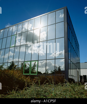 WOLKEN REFLEKTIERT IN GLAS UMMAUERTEN BÜROGEBÄUDE UK Stockfoto