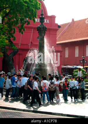 Junge Touristen in das Queen Victoria Memorial fountain Dutch Square Melaka, Malaysia Stockfoto