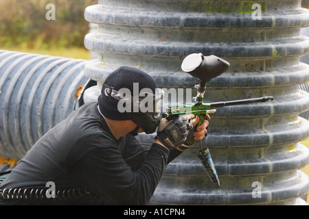 Junger Erwachsener ein Speedball-Version von Paint Ball spielen Stockfoto