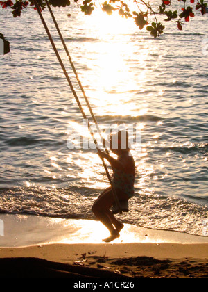 Frau auf Schaukel Sonnenuntergang Teluk Nipah Strand Pulau Pangkor Insel Malaysia Stockfoto