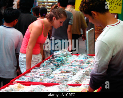 Junge Frau touristischen inspiziert Jalan Petaling Gütermarkt Kuala Lumpur Stockfoto