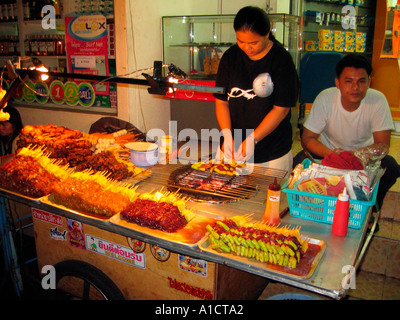 Gegrilltes Schweinefleisch Rindfleisch und Huhn Chili Ananas Spieß Bangkok Thailand Stockfoto
