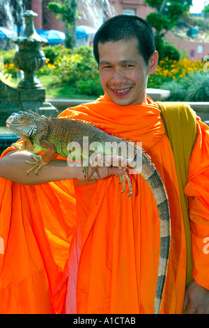 Monk posiert mit Rieseneidechse Queen Victoria Memorial Brunnen Dutch Square Malacca Malaysia Stockfoto