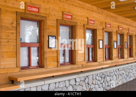 Eine Reihe von ticketing-Fenster, die alle bei Heavenly Mountain Resort in South Lake Tahoe, Kalifornien, USA geschlossen werden Stockfoto