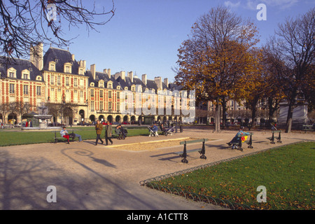 Europa Frankreich Paris Marais 3e 4e Place des Vosges im Herbst Stockfoto