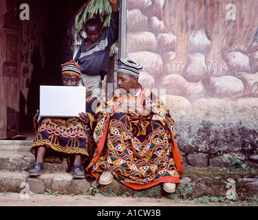 Afrikanischer Mann mit laptop Stockfoto