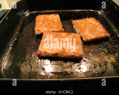In Scheiben geschnittene Lorne Wurst in Pfanne braten Stockfoto