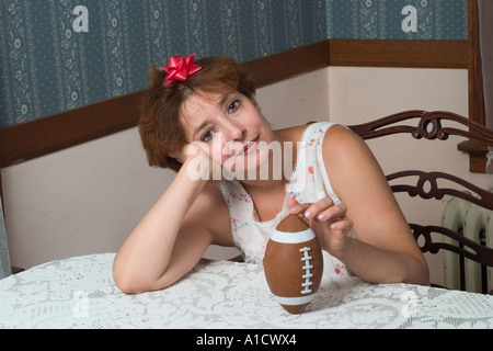 Frau mit einem roten Band klebte an ihrer Stirn Stockfoto