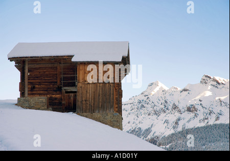 Kleine Holzhütte bedeckt im Neuschnee im kleinen alpinen Dorf von Gimmelwald, Berner Alpen, Schweiz Stockfoto