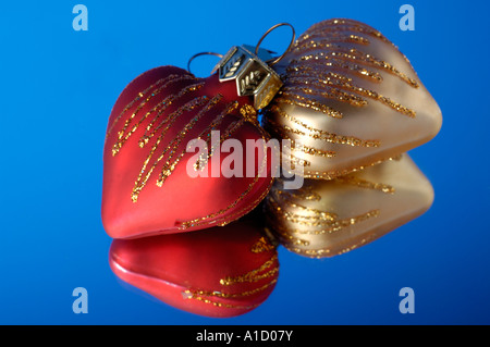 Weihnachten Dekoration zwei Herzen isoliert auf blauen Xmas-Stillleben Stockfoto