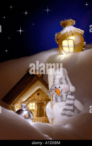 Wunderbare Weihnachten Stillleben Schneemann in der Nähe ein Haus in der Winternacht Stockfoto