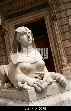 Sphinx außerhalb der Staatsoper in Budapest Ungarn Stockfoto