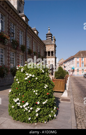 Blick entlang Rathaus und Markt quadratischen Platz d Armes Hesdin Pas de Calais Stockfoto