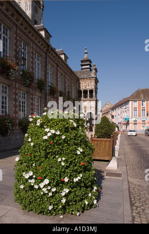 Blick entlang Rathaus und Markt quadratischen Platz d Armes Hesdin Pas de Calais Stockfoto