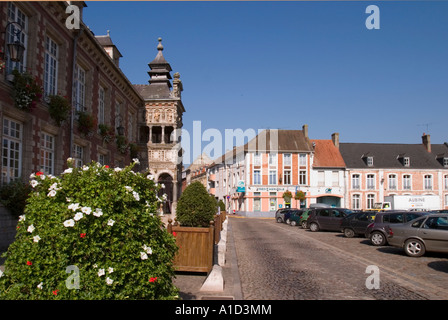 Blick entlang Rathaus und Markt quadratischen Platz d Armes Hesdin Pas de Calais Stockfoto