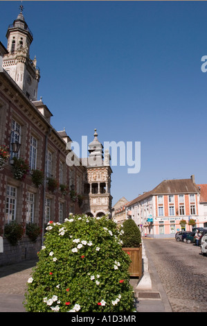 Blick entlang Rathaus und Markt quadratischen Platz d Armes Hesdin Pas de Calais Stockfoto