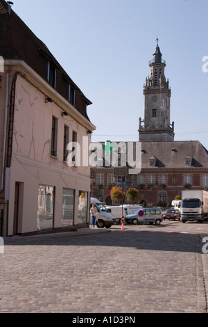 Blick Richtung Marktplatz im Zentrum von Hesdin mit kommunalen Gebäuden und alten Glockenturm Ort d Armes Hesdin Pas de Calais Stockfoto