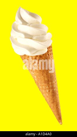 ICE CREAM CONE AUF GELB Stockfoto