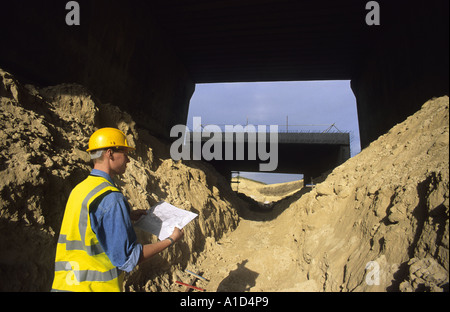 Vermesser prüfen Pläne für Straße Brücke Bau uk Stockfoto