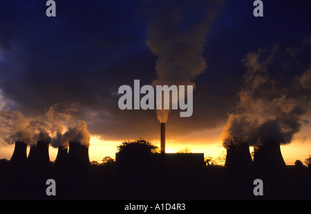 Dampf steigt von Drax Kohle betriebene Kraftwerk bei Sonnenuntergang Drax Yorkshire uk Stockfoto