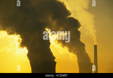 Dampf steigt aus Kohle betriebene Kraftwerk in der Nähe von Leeds bei Sonnenaufgang Yorkshire uk Stockfoto