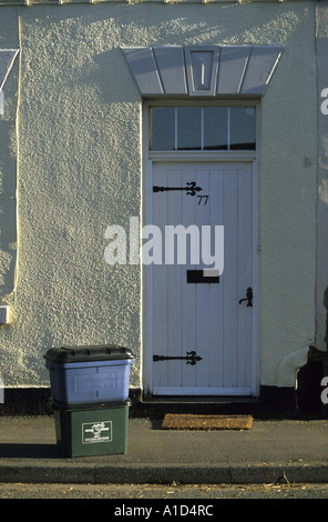 Haustür-Recycling-Boxen platziert vor Haus abholbereit für das recycling von Leeds Yorkshire uk Stockfoto