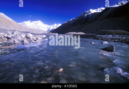 Blick auf die Nordwand des Mount Everest aus dem Rongbuk-Tal in Tibet Stockfoto