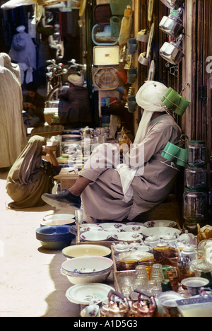 draußen laden mit Crokery warten auf Kunden benutzerdefinierte Sandle Turban China Keramikschale Platte Sonne sonnig, Krämer Stockfoto