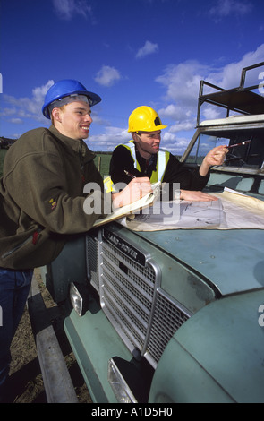 Vermesser prüfen Pläne auf Motorhaube Land Rover in der Nähe von Leeds Yorkshire uk Stockfoto