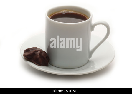 heißen schwarzen Kaffee Tasse und Untertasse mit Biskuit China Porzellan Keramik Kaffee kleine türkische kolumbianischen arabischen stark frisch Stockfoto