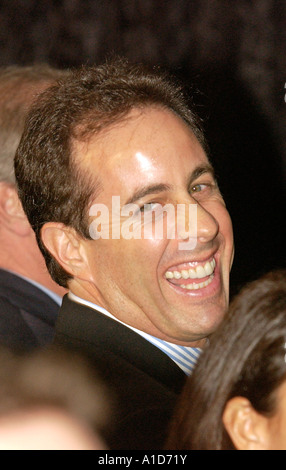 Komiker Jerry Seinfeld spricht während einer Zeremonie. Stockfoto