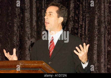 Komiker Jerry Seinfeld spricht während einer Zeremonie. Stockfoto