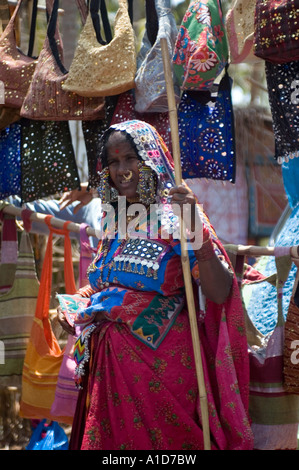 Menschen am Mittwoch Flohmarkt in Anjuna Goa Indien. Stockfoto