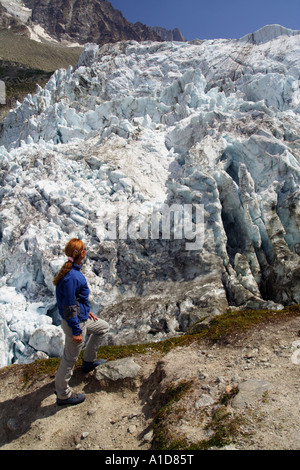 Junge Frau, die Betrachtung der Gletscher in Argentiere, Französische Alpen Stockfoto