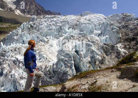 Junge Frau, die Betrachtung der Gletscher in Argentiere, Französische Alpen Stockfoto