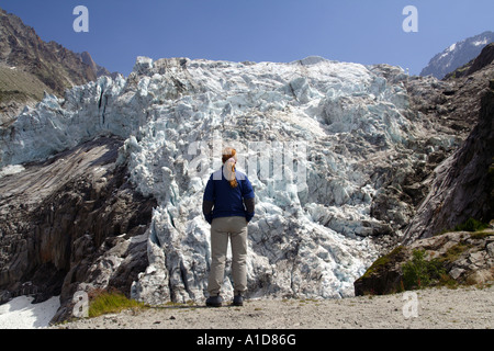 Junge Frau, die Betrachtung der Gletscher in Argentiere, Französische Alpen Stockfoto