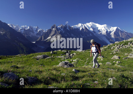 Wanderweibchen in den französischen Alpen, mit dem Mont Blanc Massiv im Hintergrund. Chamonix Tal. Frankreich Stockfoto